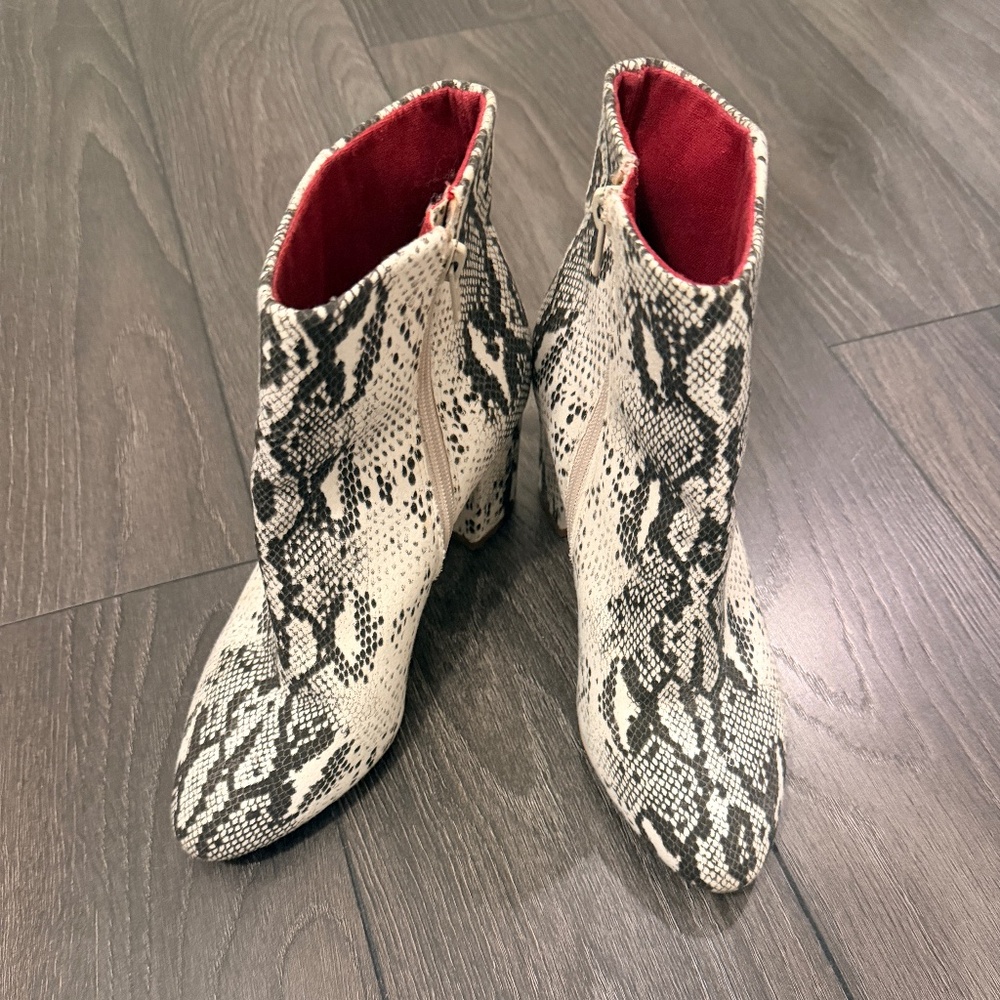 Band of Gypsies Black & White Snakeskin Ankle Booties Heels